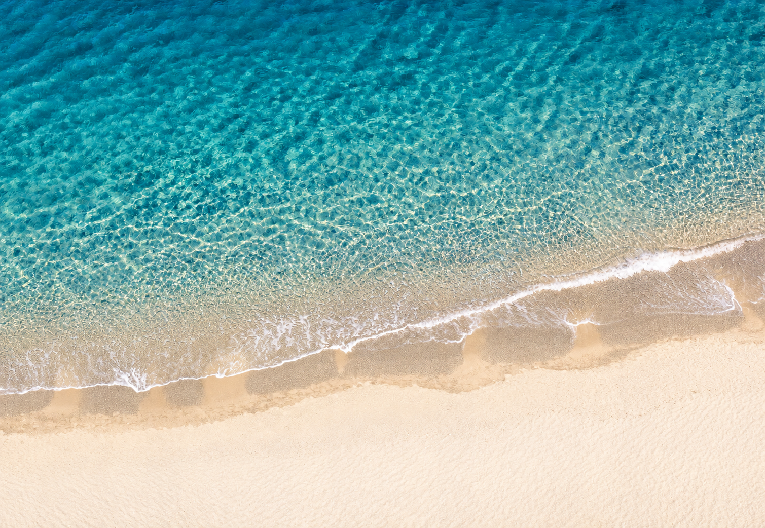 La battigia e il mare trasparente sulla costa di Tropea